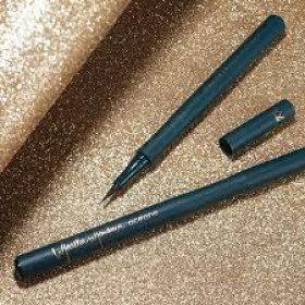 Caneta delineadora Queen preta-Marília Mendonça By Océane 